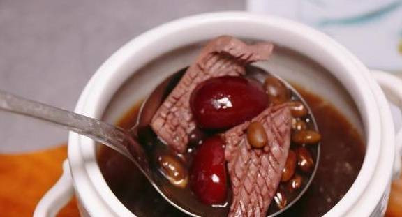 Bước 5: Sau 2 tiếng, khi nước hầm nhừ, rắc một chút muối vừa ăn và thưởng thức. Đây là món ăn rất giàu dinh dưỡng, vị ngọt thanh, không hắc, thích hợp nhất cho người làm việc mệt mỏi và thể chất kém.