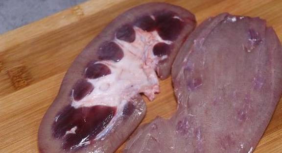 Nguyên liệu nấu canh này cũng rất đơn giản, gồm thận lợn, táo đỏ, đậu đen, vỏ quýt khô, gia vị. Cụ thể, 1 quả thận lợn, 5 quả táo đỏ, 1 miếng vỏ quýt khô, lượng muối, gia vị nêm thích hợp.