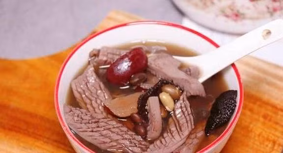 Nếu là người thường xuyên thức khuya, chất lượng giấc ngủ rất kém, da dẻ trông rất xấu, bạn đừng vội mua tổ yến về chế biến với hi vọng sức khỏe tốt lên, cải lão hoàn đồng.