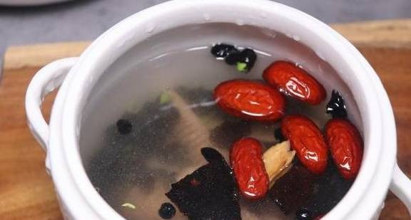 Bước 4: Cho tất cả các thứ vào nồi hầm, đổ 2 bát nước, đậy vung đun nhỏ lửa trong 2 giờ.