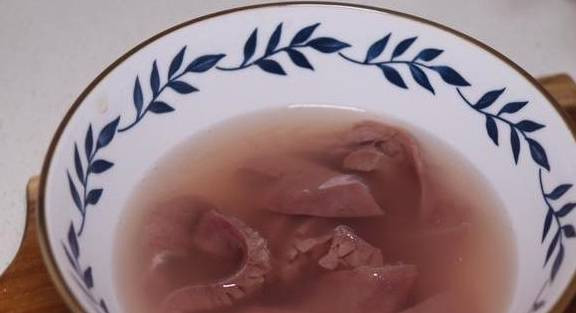 Bước 1: Đầu tiên, bạn ngâm đậu đen trước 1 tiếng, cắt bỏ phần hạt của quả táo đỏ.