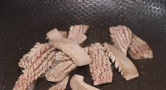 Bước 2: Đặt thận lợn lên thớt, dùng dao dẹt cắt ngang quả thận, bạn có thể nhìn thấy các ống mỏng màu trắng và các mô sẫm màu xung quanh, đây là nguồn gốc của mùi hôi tại bộ phận này. Dùng dao cắt bỏ bộ phận này đi, càng kỹ càng tốt, sau đó rửa lại thật sạch, thái từng miếng vừa ăn rồi đổ vào nước ngâm 10 phút để không còn mùi lạ.