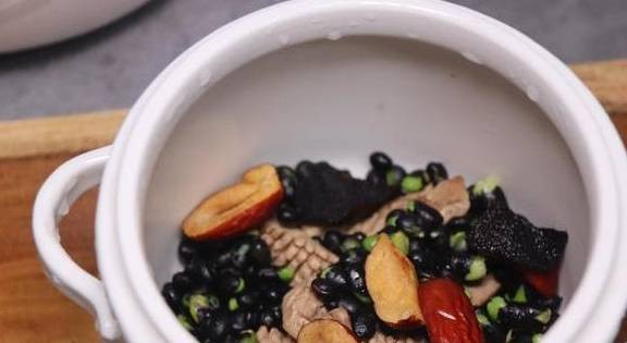 Bước 3: Đổ một chút dầu ăn vào chảo đun nóng, đổ thận vào xào cho đến khi chuyển màu, để riêng.