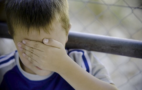 Con trai thoi ca 10 mong tay, “thu pham” khien me ngo ngang