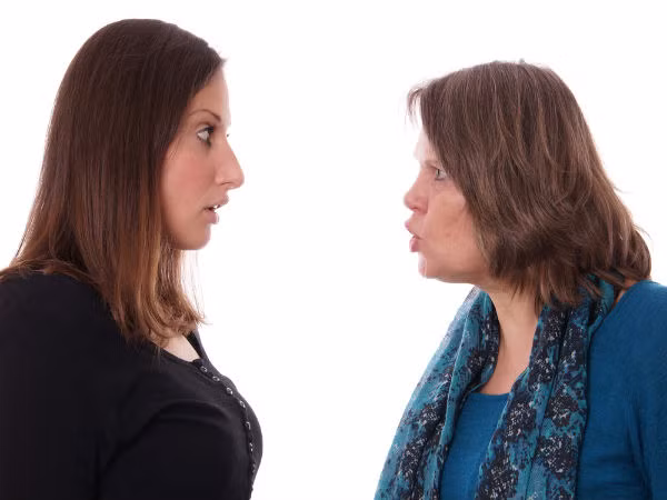 Bo chong nho con dau lam viec nay, me chong noi dien danh dap