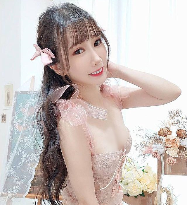 Trên trang Instagram cá nhân, có thể thấy rằng, Hựu Hựu không hề ngại diện đồ hở hang, thiếu vải.
