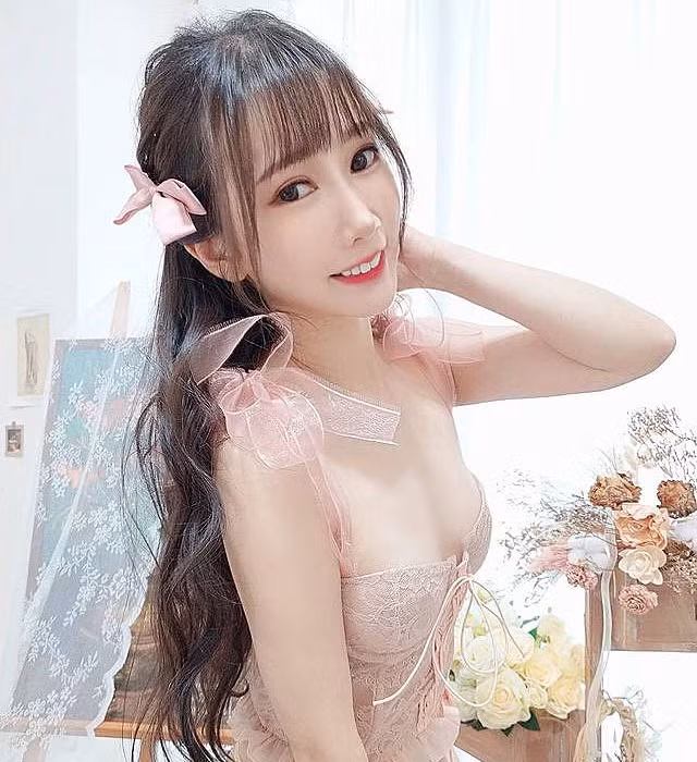 Trên trang Instagram cá nhân, có thể thấy rằng, Hựu Hựu không hề ngại diện đồ hở hang, thiếu vải.