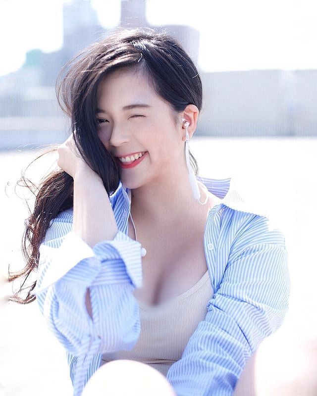 Cộng với khí chất nổi bật và vóc dáng gợi cảm càng khiến cô nàng trở nên quyến rũ và cuốn hút hơn.