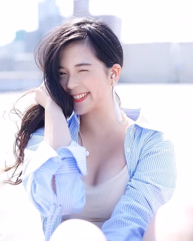 Cộng với khí chất nổi bật và vóc dáng gợi cảm càng khiến cô nàng trở nên quyến rũ và cuốn hút hơn.