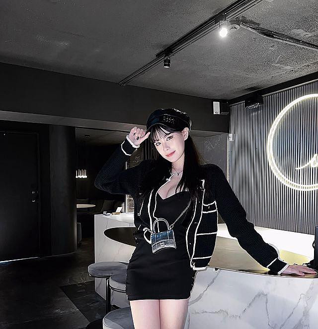 Đồng thời, Phan Phan cũng liên tục đăng tải hình ảnh xinh đẹp, gợi cảm để lấy lại thiện cảm của người hâm mộ.