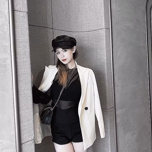 Song, dù bị chỉ trích dữ dội, Phan Phan vẫn không chịu xoá ảnh. Cô nàng giữ thái độ im lặng, không phản ứng tiêu cực.