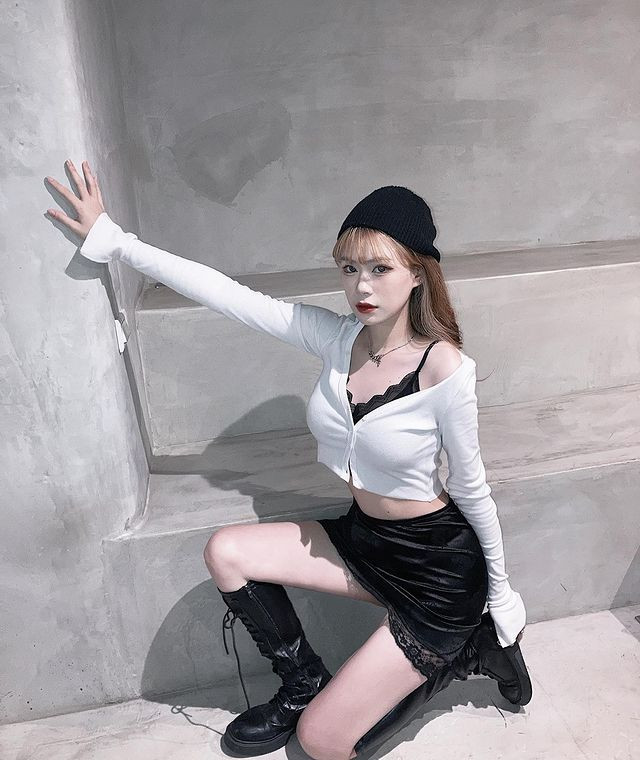 Cô nàng có vẻ cực thích gam màu đen trắng. Các trang phục của Phan Phan hầu hết đều có màu sắc này.