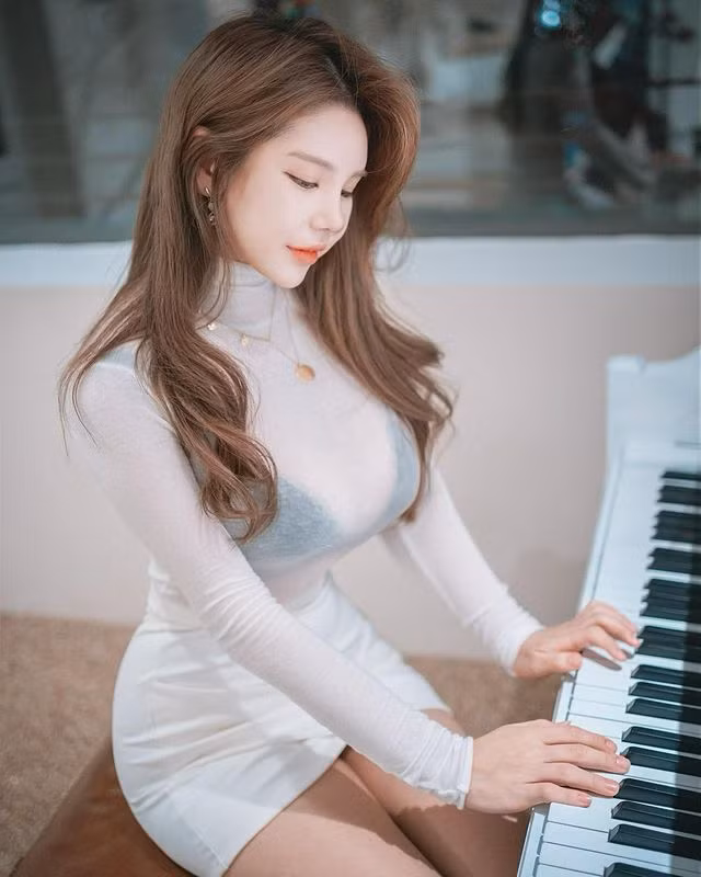 Yuri sở hữu một khuôn mặt ngây thơ, ngọt ngào nhưng dáng vóc lại cực kỳ quyến rũ, mê người.