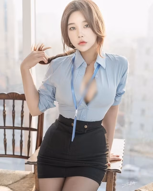 Yuri có một đặc điểm, đó là dù diện bất cứ trang phục gì, cô nàng cũng cố gắng khoe ngực ở mức tối đa.