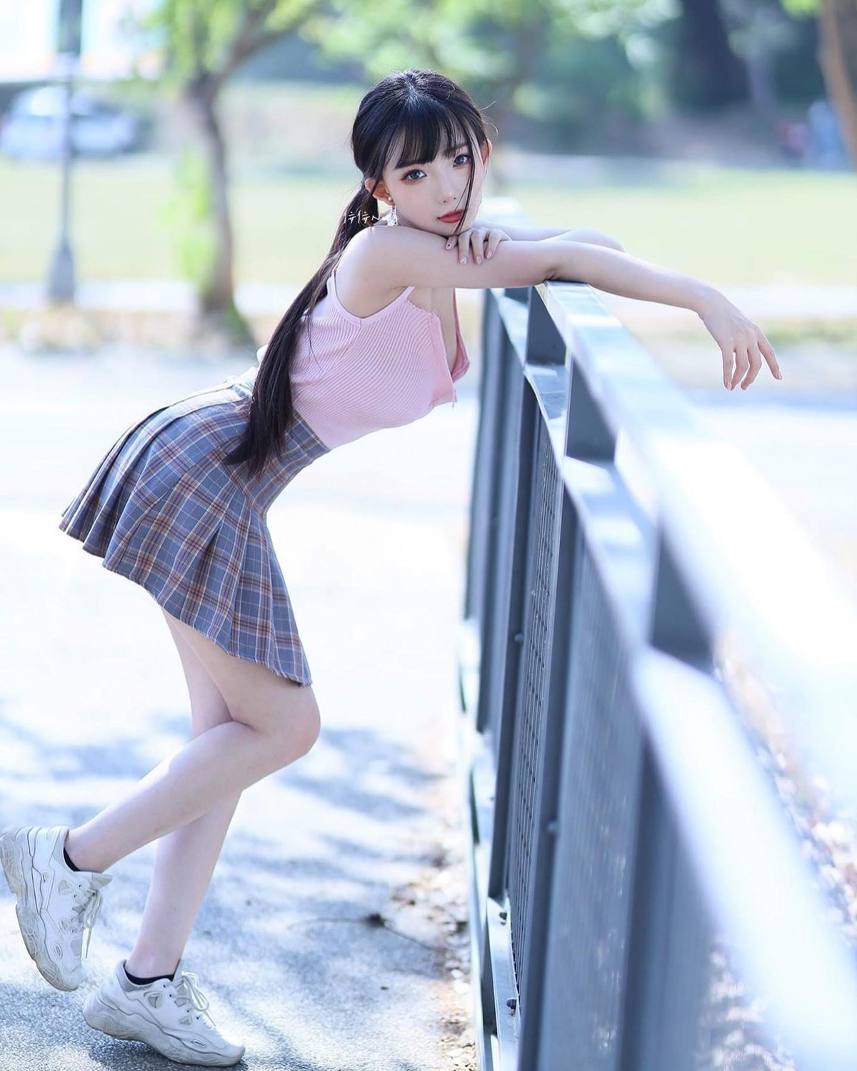 Hot girl hi vọng những bức ảnh xinh đẹp long lanh sẽ giúp cô nàng chiếm được sự quan tâm, chú ý nhiều hơn.