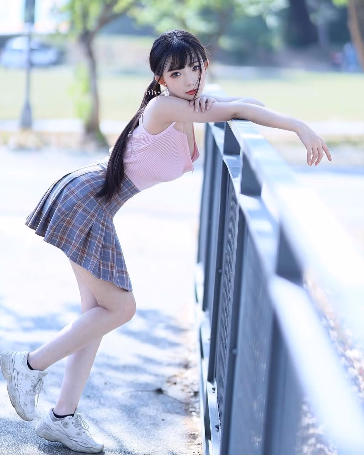 Hot girl hi vọng những bức ảnh xinh đẹp long lanh sẽ giúp cô nàng chiếm được sự quan tâm, chú ý nhiều hơn.