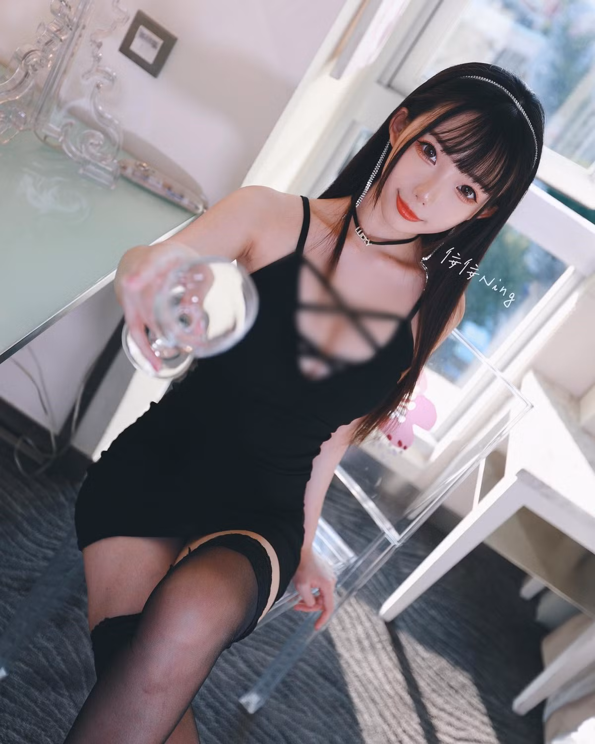 Có lẽ, nếu chuyên tâm và chăm chỉ vào công việc một cách nghiêm túc, không dùng chiêu trò, hot girl Ninh Ninh sẽ càng thêm nổi tiếng hơn. 