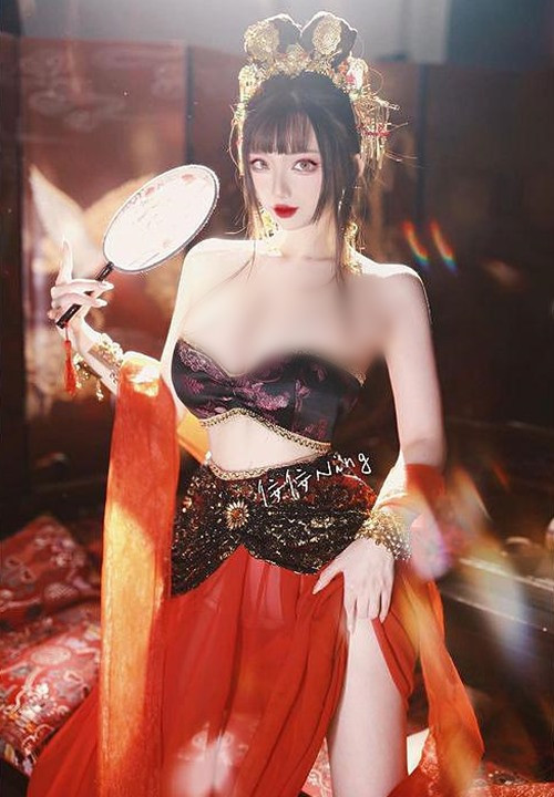 Lúc lại hoá thân thành nàng nàng ca kỹ đẹp ma mị, khiến người hâm mộ vô cùng yêu thích.