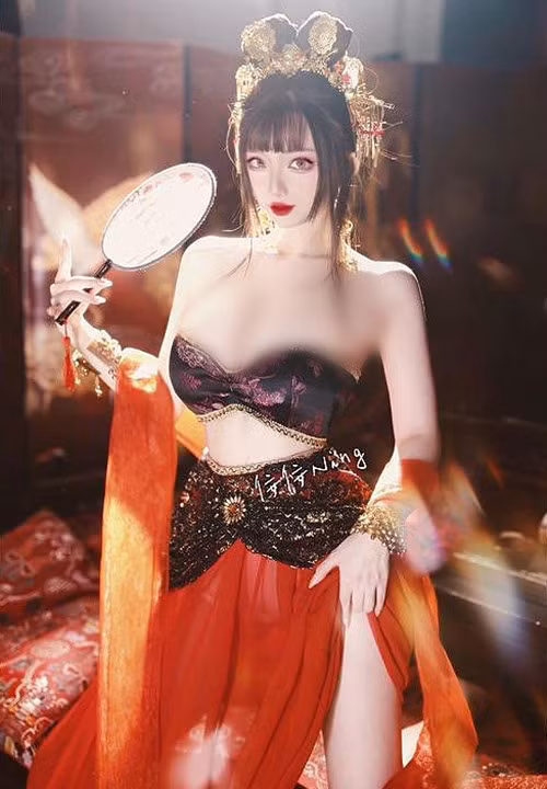 Lúc lại hoá thân thành nàng nàng ca kỹ đẹp ma mị, khiến người hâm mộ vô cùng yêu thích.