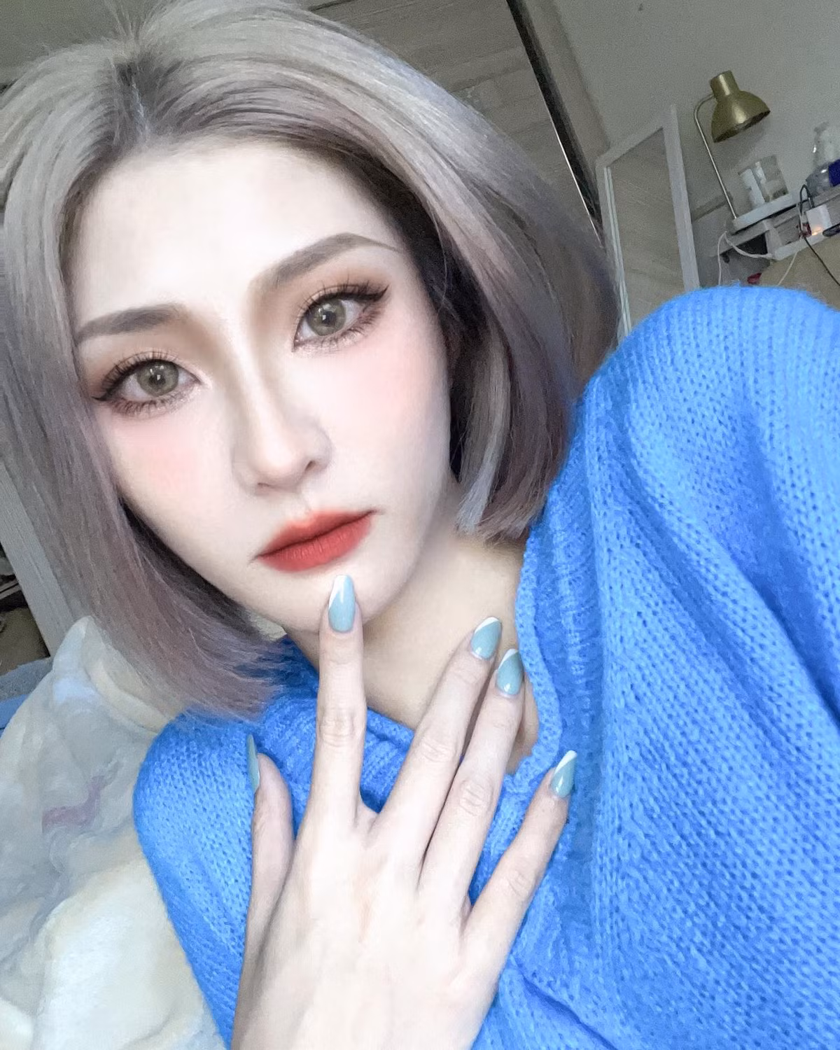  Nữ giáo viên mầm non Nini, người Trung Quốc, nổi tiếng với gương mặt xinh đẹp sắc sảo không thua kém gì hot girl, người mẫu.