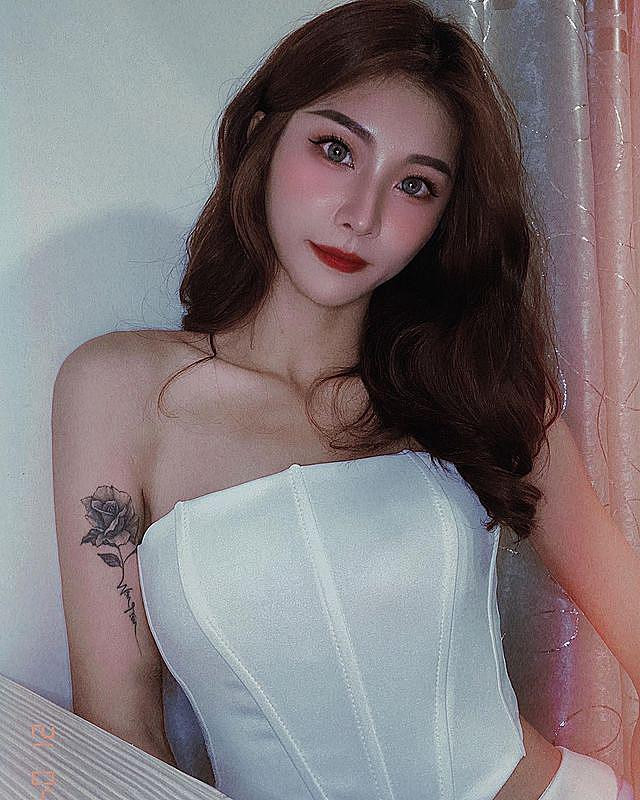 Trong ảnh là Nini xinh đẹp như búp bê, diện chiếc áo quây khoe eo thon, dáng chuẩn.