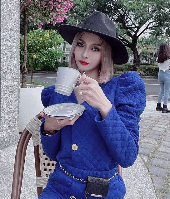 Theo Nini chia sẻ, cô thực sự đã hạn chế bản thân, không dám ăn mặc quá hở hang vì bố mẹ của cô là người khá bảo thủ, không đồng ý cho con gái ăn mặc theo cá tính.