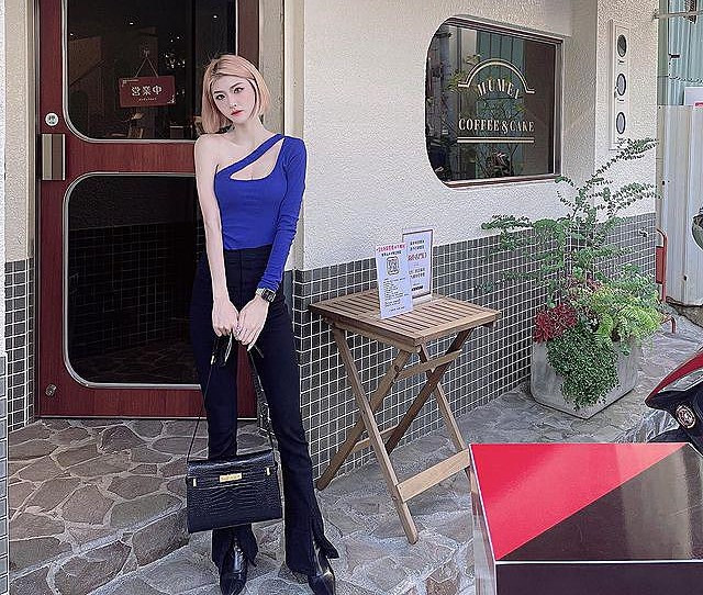 Cô nàng cũng có chiều cao vô cùng ấn tượng, khiến nhiều người mơ ước. Nhờ đó, Nini có thể thoải mái diện những set đồ mà cô yêu thích.