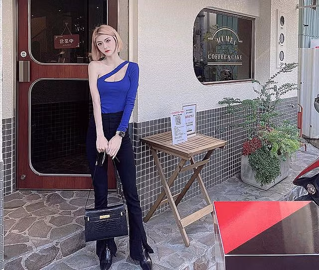 Cô nàng cũng có chiều cao vô cùng ấn tượng, khiến nhiều người mơ ước. Nhờ đó, Nini có thể thoải mái diện những set đồ mà cô yêu thích.