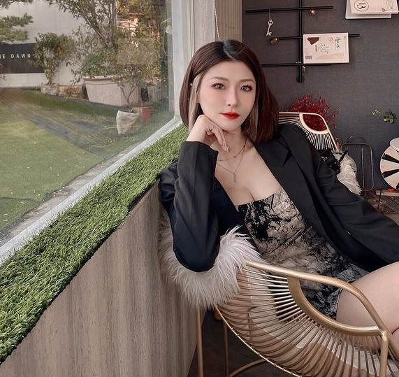 Thông thường, Nini thường diện những set đồ có hơi hướng quyến rũ, sang chảnh.