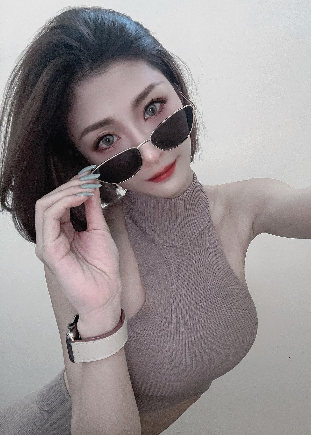 Lúc thì rất cá tính, gợi cảm, khi lại nữ tính, quyến rũ và sang trọng. Với phong cách nào, Nini cũng đẹp nổi bật.