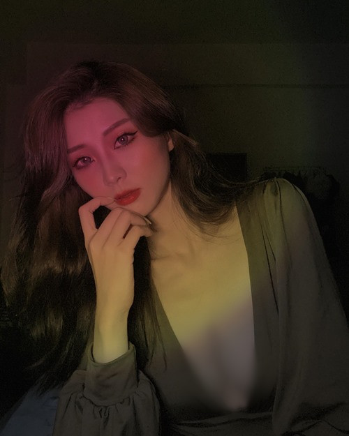 Thì Nini lại gây ấn tượng bởi vẻ đẹp sắc sảo, chỉn chu, vóc dáng chuẩn. Đặc biệt, vòng bụng phẳng lỳ của nữ giáo viên giúp cô nàng vô tư diện các set đồ kén dáng.