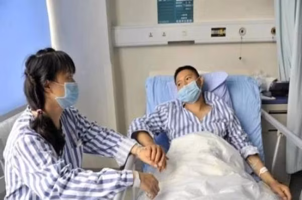 Hai vo chong deu ung thu ruot chi vi thoi quen nay