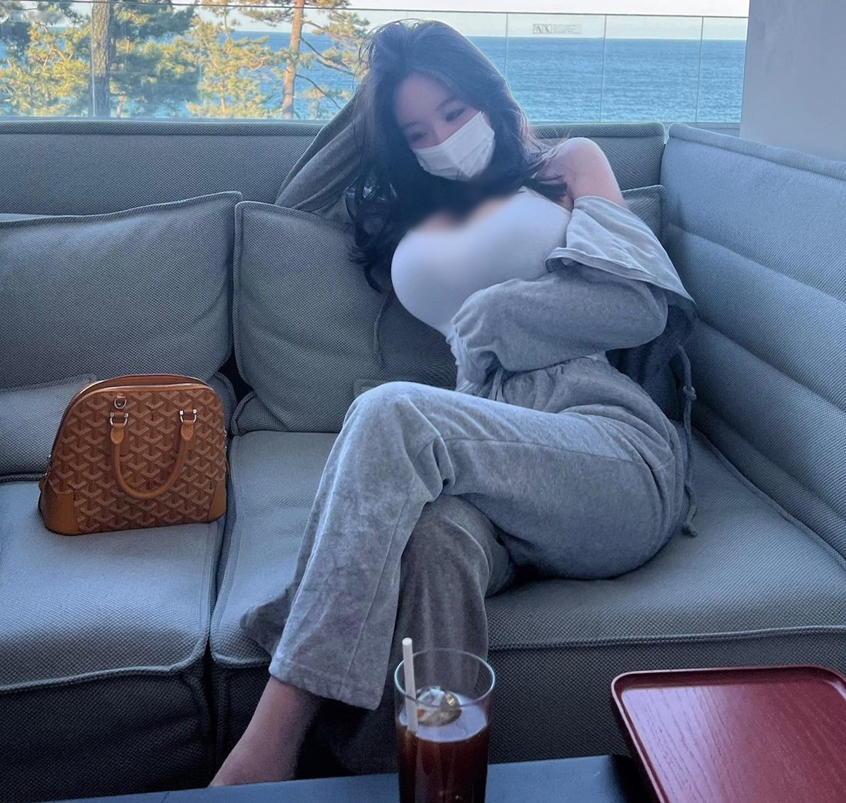 Chính nhờ thế, dù diện đồ kín cổng cao tường hay gợi cảm, quyến rũ, Berry Yoon cũng đều thu hút sự chú ý mỗi khi xuất hiện.