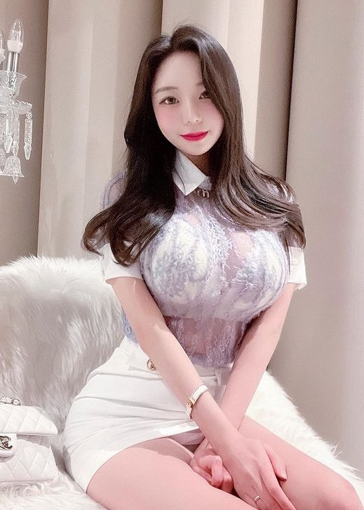 Theo tìm hiểu, vòng một của Berry Yoon cup H, nói cách khác cô nàng chính là hot girl siêu vòng một.