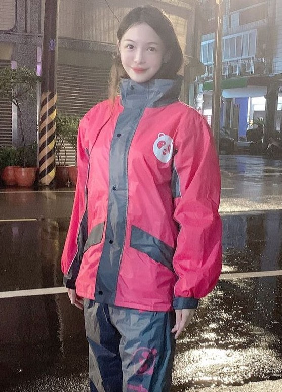 Khi nhiều người bày tỏ rằng họ không tin, Tuyết Nhi đã khoe ảnh đồng phục shipper của cô nàng, khiến mọi người tâm phục khẩu phục.