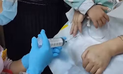 Be trai can nhiet ke, nuot thuy ngan va tac hai ron nguoi