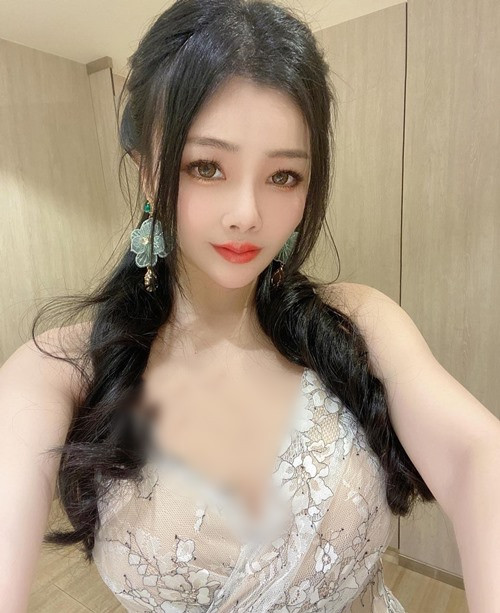 Tiểu Đào Tử nổi tiếng là một trong những hot girl gợi cảm bậc nhất ở Đài Loan. Cô nàng gây ấn tượng nhờ nhan sắc hơn người và cách ứng xử thông minh, khéo léo.