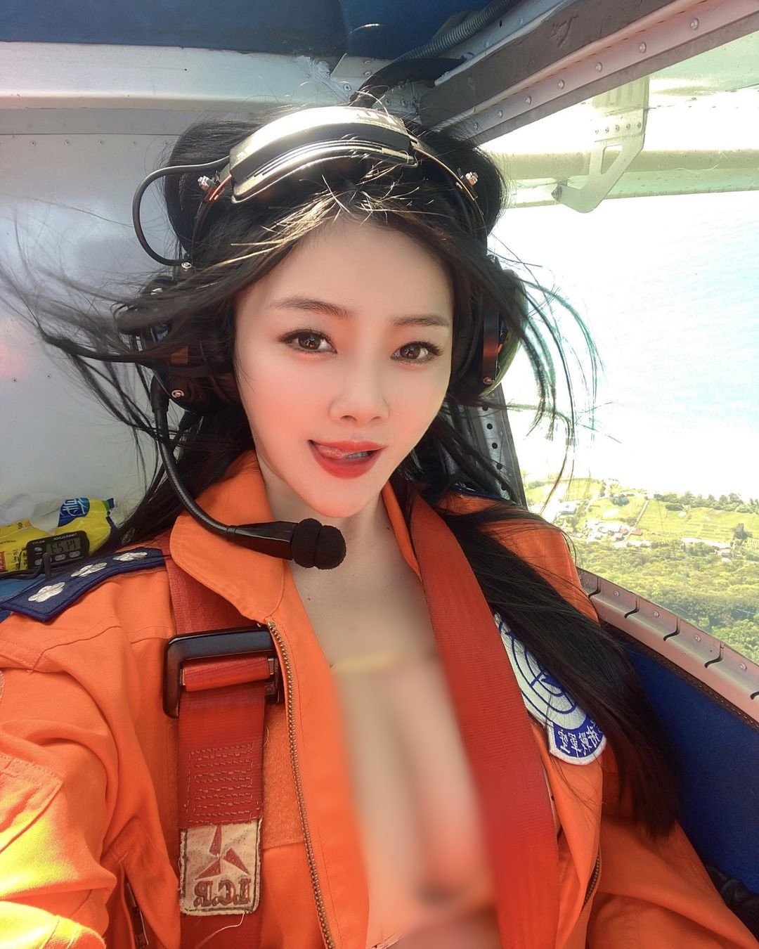 Có thể thấy, dù diện đồ phi công nhưng Tiểu Đào Tử vẫn rất gợi cảm. Cô nàng còn tranh thủ chụp ảnh tự sướng trong khi bay ở chế độ tự động.