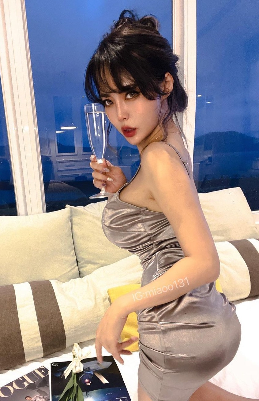 Không chỉ là một doanh nhân, người mẫu mà Chu Miêu Miêu còn đóng vai trò người dẫn chương trình JLive, thu hút được đông đảo mọi người quan tâm, chú ý.