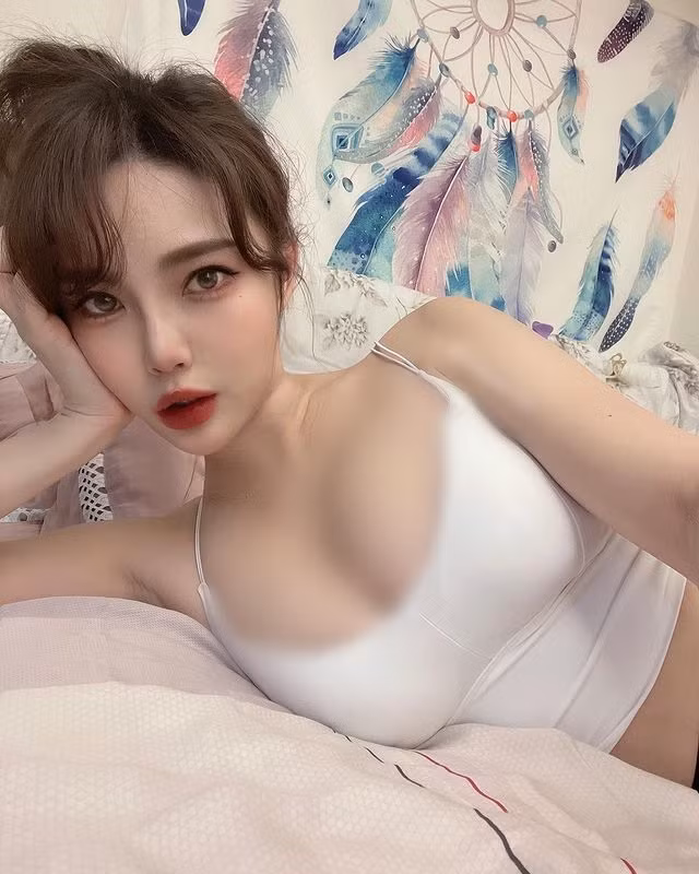 Cách đây không lâu, hình ảnh Chu Miêu Miêu kéo áo khoe nội y, dùng ngực để đỡ chai nước cũng được lan truyền rộng khắp mạng xã hội, có chỉ trích, có bênh vực.