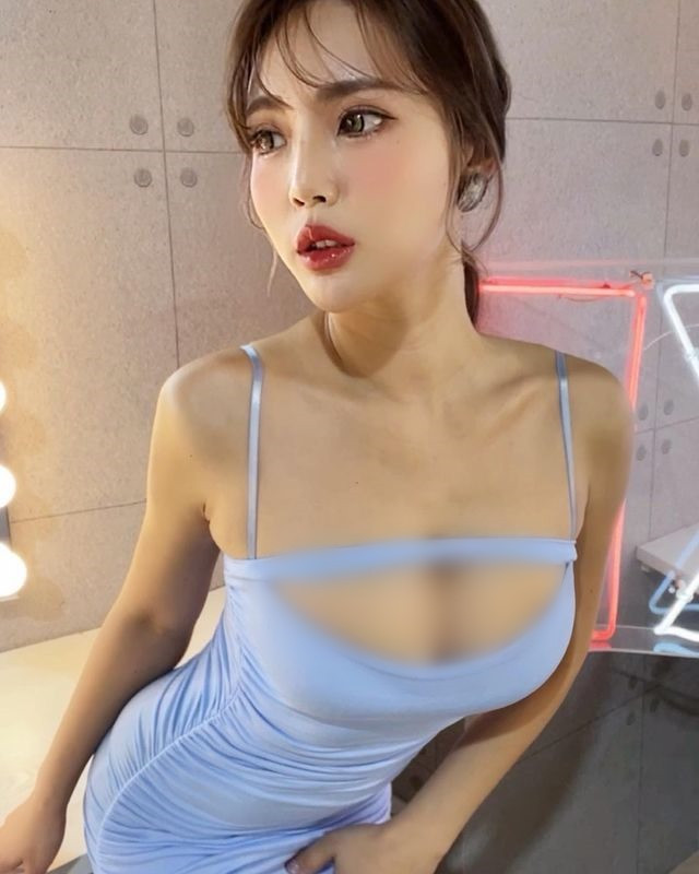 Thực tế, Chu Miêu Miêu vốn định hướng hình ảnh theo con đường hot girl gợi cảm, vì vậy không khó để nhận ra, cô nàng thường xuyên diện những trang phục thiếu vải, bắt mắt.