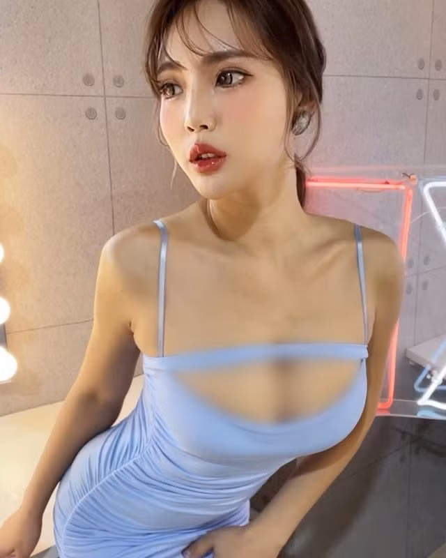 Thực tế, Chu Miêu Miêu vốn định hướng hình ảnh theo con đường hot girl gợi cảm, vì vậy không khó để nhận ra, cô nàng thường xuyên diện những trang phục thiếu vải, bắt mắt.