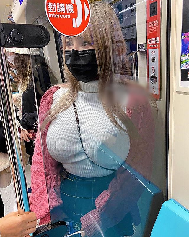 Mới đây, những hình ảnh Janie Lin đi tàu điện ngầm được cư dân mạng thi nhau lan truyền. Tuy diện đồ kín cổng cao tường nhưng hot girl gợi cảm vẫn khiến mọi người phải ngoái nhìn bởi thân hình bốc lửa.
