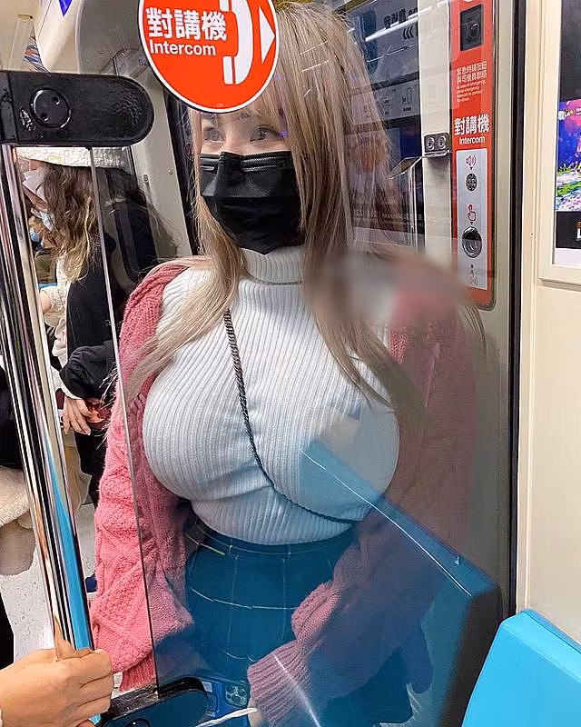 Mới đây, những hình ảnh Janie Lin đi tàu điện ngầm được cư dân mạng thi nhau lan truyền. Tuy diện đồ kín cổng cao tường nhưng hot girl gợi cảm vẫn khiến mọi người phải ngoái nhìn bởi thân hình bốc lửa.
