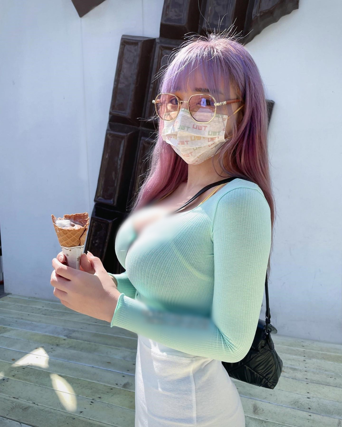 Thực tế, hot girl Janie Lin vốn là một hoạ sĩ vẽ tranh minh hoạ rất nổi tiếng. Cô nàng cũng là một streamer, một người mẫu vô cùng được yêu thích.