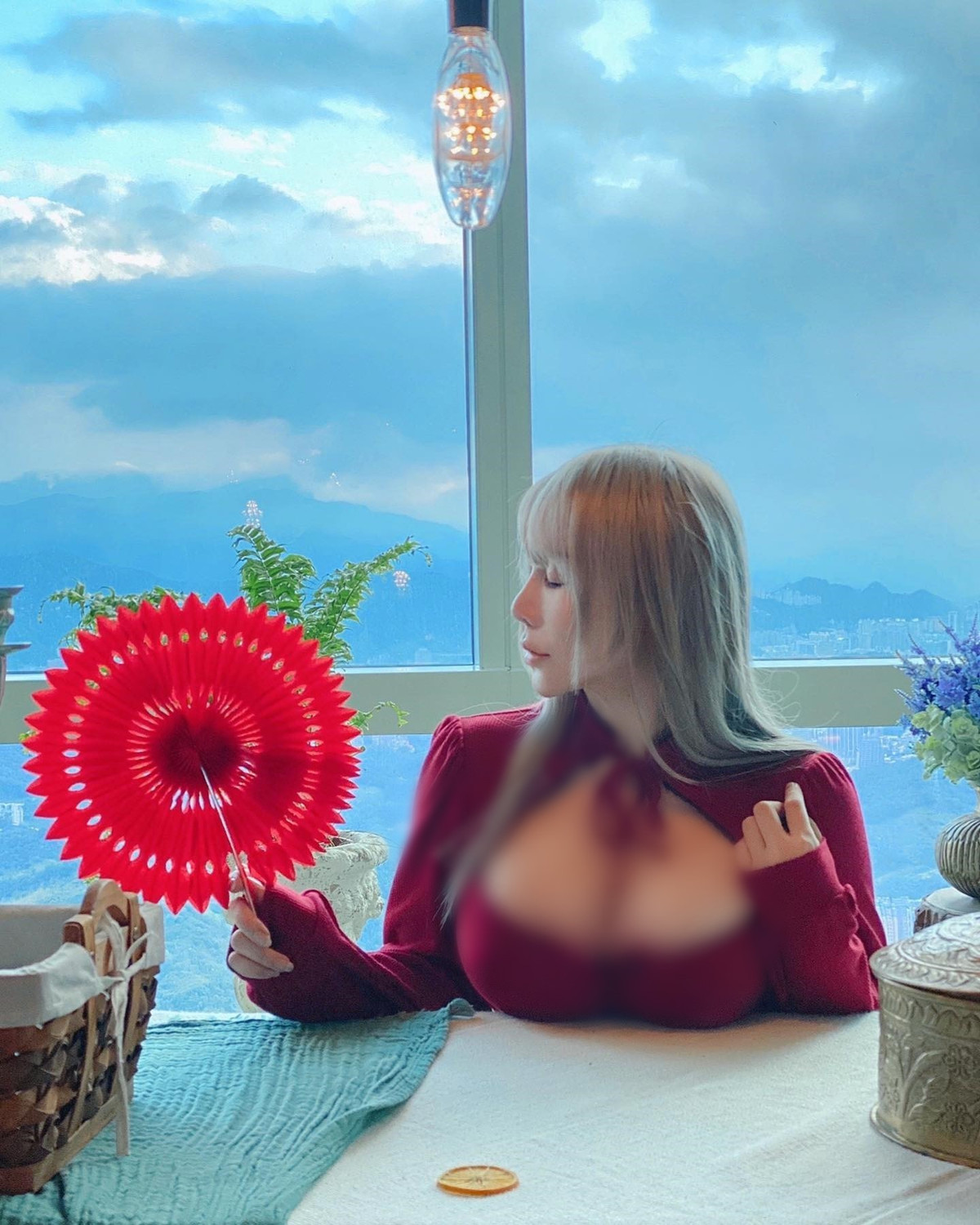 Bên cạnh đó phong cách thời trang táo bạo của cô nàng cũng là một trong những đặc điểm khiến Janie Lin có sức hút riêng.