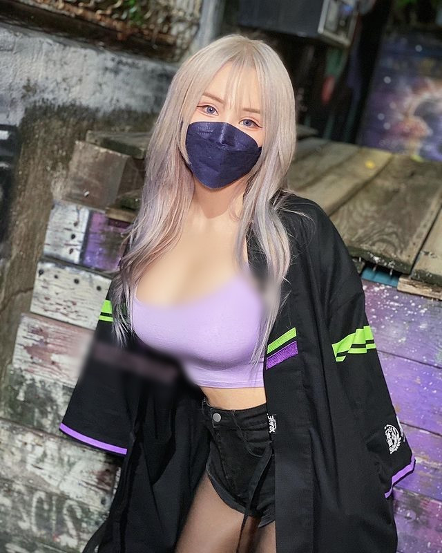 Có thể thấy, dù đeo khẩu trang, Janie Lin vẫn gây chú ý cực độ với bộ ngực siêu khủng của cô nàng.