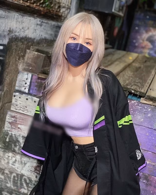 Có thể thấy, dù đeo khẩu trang, Janie Lin vẫn gây chú ý cực độ với bộ ngực siêu khủng của cô nàng.