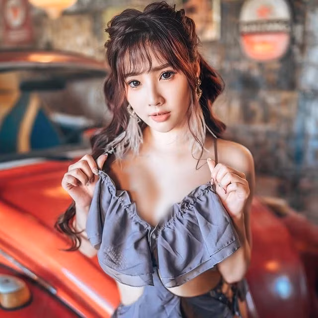 Dù là concept ngọt ngào hay gợi cảm, cô đều có thể kiểm soát được mọi thứ, thần thái khi làm mẫu cũng hoàn toàn khác với ngày thường, đây là phong thái của một người mẫu chuyên nghiệp.