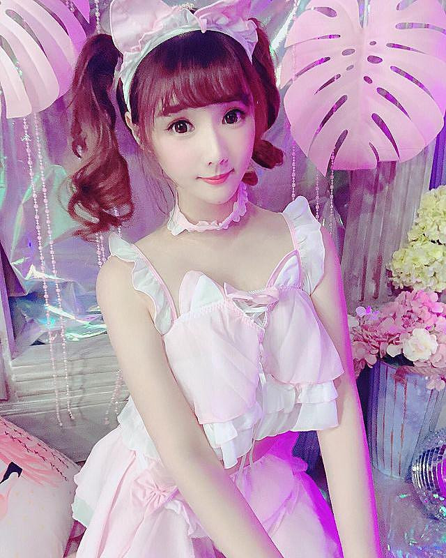 Ngoài đời, Tiểu Bình Quả sở hữu gu thời trang trẻ trung, quyến rũ. Cô nàng cũng không ngại hở bạo và thường xuyên diện mốt "thả rông".